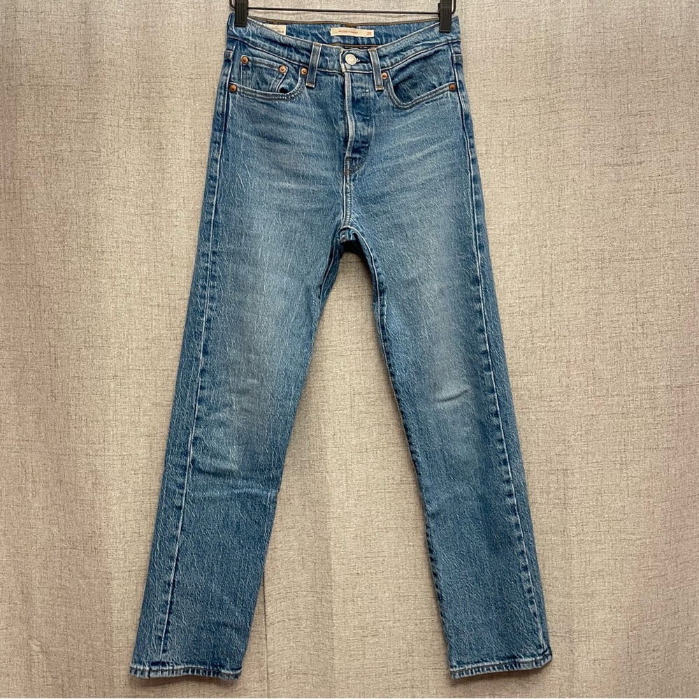 Levi’s - High-Rise Wedgie Straight Medium Wash Jean